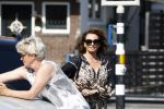 Huizen 19 juli 2022
Leontine Borsato bij de benzinepomp.