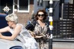 Huizen 19 juli 2022
Leontine Borsato bij de benzinepomp.