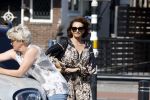 Huizen 19 juli 2022
Leontine Borsato bij de benzinepomp.