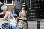 Huizen 19 juli 2022
Leontine Borsato bij de benzinepomp.