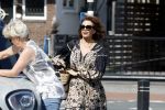 Huizen 19 juli 2022
Leontine Borsato bij de benzinepomp.