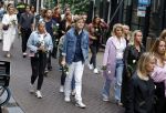 Amsterdam 6 juli 2022
Precies 1 jaar geleden werd op deze plek Peter R de Vries neergeschoten. De redaktie en presentatoren van RTL Boulevard leggen een witte roos neer . OA aanwezig Georgette Schlick Peter v d Vorst Sven Sauve Marieke Elsinga Vivienne v d Assem Aran Bade Jeroen Kijk in de Vegte Arno Kantelberg Eveline Stallaart Clarice Stenger Leon de Ruyter Dries Roelvink en Tim Oliehoek . Lex Uiting
