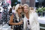 Amsterdam 14 juni 2022
 Presentatie shoeby kledinglijn van Lonneke Nooteboom bij Hotel Arena . Lonneke met haar zus