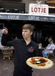 Volendam 30 juni 2022
CD presentatie bij Lotje van Edwin v Hoevelaak en zijn vriendin Natasja Poels . jan Keizer reikte de eerste cd uit.