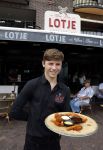 Volendam 30 juni 2022
CD presentatie bij Lotje van Edwin v Hoevelaak en zijn vriendin Natasja Poels . jan Keizer reikte de eerste cd uit.