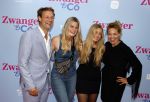 Amsterdam 25 juni 2022
Premiere zwanger en Co in Tuschinski . Maaike Martens met partner Bart Meuter en kennisen