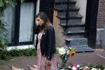Amsterdam 6 juli 2022
Precies 1 jaar geleden werd op deze plek Peter R de Vries neergeschoten. De redaktie en presentatoren van RTL Boulevard leggen een witte roos neer . OA aanwezig Georgette Schlick Peter v d Vorst Sven Sauve Marieke Elsinga Vivienne v d Assem Aran Bade Jeroen Kijk in de Vegte Arno Kantelberg Eveline Stallaart Clarice Stenger Leon de Ruyter Dries Roelvink en Tim Oliehoek .