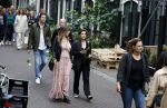 Amsterdam 6 juli 2022
Precies 1 jaar geleden werd op deze plek Peter R de Vries neergeschoten. De redaktie en presentatoren van RTL Boulevard leggen een witte roos neer . OA aanwezig Georgette Schlick Peter v d Vorst Sven Sauve Marieke Elsinga Vivienne v d Assem Aran Bade Jeroen Kijk in de Vegte Arno Kantelberg Eveline Stallaart Clarice Stenger Leon de Ruyter Dries Roelvink en Tim Oliehoek .