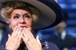 Amsterdam 12 juli 2022
Mariska v Kolck wordt na voorstelling de titanic in het nieuwe delamar theater gehuldigd door Hans Cornelisse ivm haar 25 jarig musical leven..
