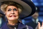 Amsterdam 12 juli 2022
Mariska v Kolck wordt na voorstelling de titanic in het nieuwe delamar theater gehuldigd door Hans Cornelisse ivm haar 25 jarig musical leven..