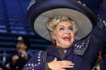 Amsterdam 12 juli 2022
Mariska v Kolck wordt na voorstelling de titanic in het nieuwe delamar theater gehuldigd door Hans Cornelisse ivm haar 25 jarig musical leven..
