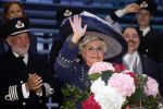 Amsterdam 12 juli 2022
Mariska v Kolck wordt na voorstelling de titanic in het nieuwe delamar theater gehuldigd door Hans Cornelisse ivm haar 25 jarig musical leven..