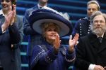 Amsterdam 12 juli 2022
Mariska v Kolck wordt na voorstelling de titanic in het nieuwe delamar theater gehuldigd door Hans Cornelisse ivm haar 25 jarig musical leven..