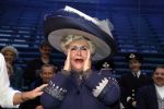 Amsterdam 12 juli 2022
Mariska v Kolck wordt na voorstelling de titanic in het nieuwe delamar theater gehuldigd door Hans Cornelisse ivm haar 25 jarig musical leven..