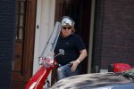 Amsterdam 18 juli 2022
Martijn Krabbe doet boodschappen op zijn vespa scooter