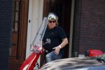 Amsterdam 18 juli 2022
Martijn Krabbe doet boodschappen op zijn vespa scooter