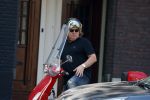 Amsterdam 18 juli 2022
Martijn Krabbe doet boodschappen op zijn vespa scooter