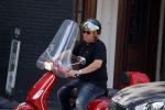 Amsterdam 18 juli 2022
Martijn Krabbe doet boodschappen op zijn vespa scooter
