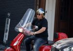 Amsterdam 18 juli 2022
Martijn Krabbe doet boodschappen op zijn vespa scooter