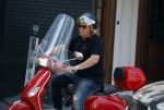 Amsterdam 18 juli 2022
Martijn Krabbe doet boodschappen op zijn vespa scooter