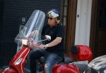 Amsterdam 18 juli 2022
Martijn Krabbe doet boodschappen op zijn vespa scooter