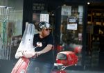 Amsterdam 18 juli 2022
Martijn Krabbe doet boodschappen op zijn vespa scooter