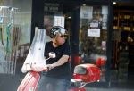 Amsterdam 18 juli 2022
Martijn Krabbe doet boodschappen op zijn vespa scooter