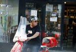 Amsterdam 18 juli 2022
Martijn Krabbe doet boodschappen op zijn vespa scooter