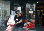 Amsterdam 18 juli 2022
Martijn Krabbe doet boodschappen op zijn vespa scooter