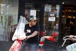 Amsterdam 18 juli 2022
Martijn Krabbe doet boodschappen op zijn vespa scooter