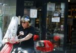 Amsterdam 18 juli 2022
Martijn Krabbe doet boodschappen op zijn vespa scooter