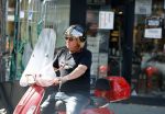 Amsterdam 18 juli 2022
Martijn Krabbe doet boodschappen op zijn vespa scooter