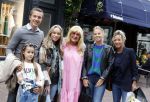 Alkmaar 7 juli 2022
Mary Borsato viert haar 77e verjaardag in eetcafe Pluim in Alkmaar.
Oa aanwezig Sylvana Borsato Romy Omtzigt Jacky Omtzigt Luca Borsato Jada Borsato Marco Borsato en Senna Borsato.