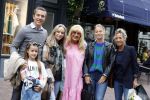 Alkmaar 7 juli 2022
Mary Borsato viert haar 77e verjaardag in eetcafe Pluim in Alkmaar.
Oa aanwezig Sylvana Borsato Romy Omtzigt Jacky Omtzigt Luca Borsato Jada Borsato Marco Borsato en Senna Borsato.