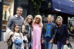 Alkmaar 7 juli 2022
Mary Borsato viert haar 77e verjaardag in eetcafe Pluim in Alkmaar.
Oa aanwezig Sylvana Borsato Romy Omtzigt Jacky Omtzigt Luca Borsato Jada Borsato Marco Borsato en Senna Borsato.