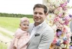 Oosterblokker 18 juni 2022
Irene Schouten en Dirkjan Mak trouwen in de tuin bij de ouders van Dirkjan . Peter Post met dochter en zijn schoonouders