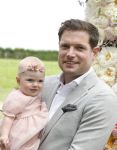 Oosterblokker 18 juni 2022
Irene Schouten en Dirkjan Mak trouwen in de tuin bij de ouders van Dirkjan . Peter Post met dochter en zijn schoonouders