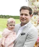 Oosterblokker 18 juni 2022
Irene Schouten en Dirkjan Mak trouwen in de tuin bij de ouders van Dirkjan . Peter Post met dochter en zijn schoonouders