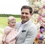 Oosterblokker 18 juni 2022
Irene Schouten en Dirkjan Mak trouwen in de tuin bij de ouders van Dirkjan . Peter Post met dochter en zijn schoonouders