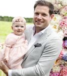 Oosterblokker 18 juni 2022
Irene Schouten en Dirkjan Mak trouwen in de tuin bij de ouders van Dirkjan . Peter Post met dochter en zijn schoonouders