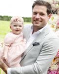 Oosterblokker 18 juni 2022
Irene Schouten en Dirkjan Mak trouwen in de tuin bij de ouders van Dirkjan . Peter Post met dochter en zijn schoonouders