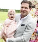 Oosterblokker 18 juni 2022
Irene Schouten en Dirkjan Mak trouwen in de tuin bij de ouders van Dirkjan . Peter Post met dochter en zijn schoonouders
