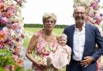 Oosterblokker 18 juni 2022
Irene Schouten en Dirkjan Mak trouwen in de tuin bij de ouders van Dirkjan . Peter Post met dochter en zijn schoonouders