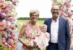 Oosterblokker 18 juni 2022
Irene Schouten en Dirkjan Mak trouwen in de tuin bij de ouders van Dirkjan . Peter Post met dochter en zijn schoonouders