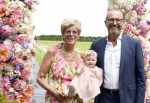 Oosterblokker 18 juni 2022
Irene Schouten en Dirkjan Mak trouwen in de tuin bij de ouders van Dirkjan . Peter Post met dochter en zijn schoonouders