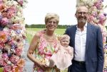 Oosterblokker 18 juni 2022
Irene Schouten en Dirkjan Mak trouwen in de tuin bij de ouders van Dirkjan . Peter Post met dochter en zijn schoonouders