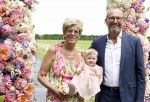 Oosterblokker 18 juni 2022
Irene Schouten en Dirkjan Mak trouwen in de tuin bij de ouders van Dirkjan . Peter Post met dochter en zijn schoonouders