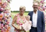Oosterblokker 18 juni 2022
Irene Schouten en Dirkjan Mak trouwen in de tuin bij de ouders van Dirkjan . Peter Post met dochter en zijn schoonouders