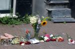 Amsterdam 6 juli 2022
Precies 1 jaar geleden werd op deze plek Peter R de Vries neergeschoten. De redaktie en presentatoren van RTL Boulevard leggen een witte roos neer . OA aanwezig Georgette Schlick Peter v d Vorst Sven Sauve Marieke Elsinga Vivienne v d Assem Aran Bade Jeroen Kijk in de Vegte Arno Kantelberg Eveline Stallaart Clarice Stenger Leon de Ruyter Dries Roelvink en Tim Oliehoek .