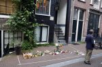 Amsterdam 6 juli 2022
Precies 1 jaar geleden werd op deze plek Peter R de Vries neergeschoten. De redaktie en presentatoren van RTL Boulevard leggen een witte roos neer . OA aanwezig Georgette Schlick Peter v d Vorst Sven Sauve Marieke Elsinga Vivienne v d Assem Aran Bade Jeroen Kijk in de Vegte Arno Kantelberg Eveline Stallaart Clarice Stenger Leon de Ruyter Dries Roelvink en Tim Oliehoek .